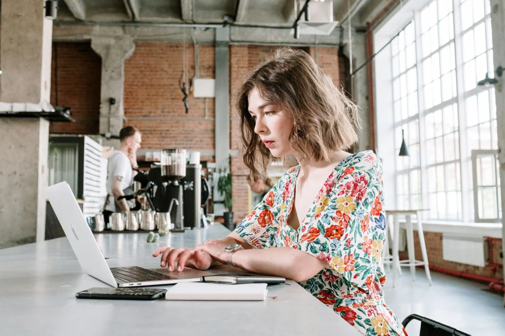 Panel de control de una plataforma SaaS multi-sectorial mostrando métricas.